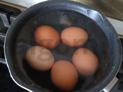 Salotas su kiaušiniais ir salotų lapais Žingsnis 3