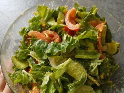 Salotas su kiaušiniais ir salotų lapais pagrindine nuotrauka