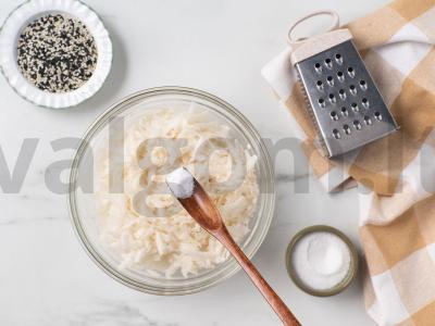 Juodųjų ridikų salotos su morkomis Žingsnis 1