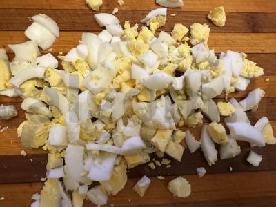 Salotas su krabų lazdelėmis ir žolelėmis Žingsnis 1