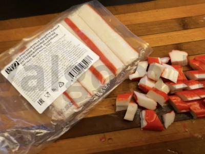 Salotas su krabų lazdelėmis ir žolelėmis Žingsnis 3