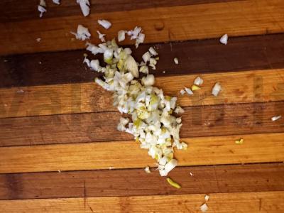 Salotas su krabų lazdelėmis ir žolelėmis Žingsnis 4