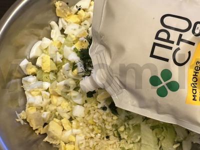 Salotas su krabų lazdelėmis ir žolelėmis Žingsnis 5