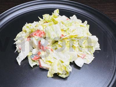 Salotas su krabų lazdelėmis ir žolelėmis pagrindine nuotrauka