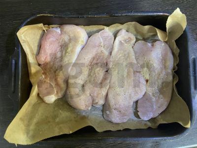 Kalakutų steikai, kepti su pomidorais Žingsnis 2