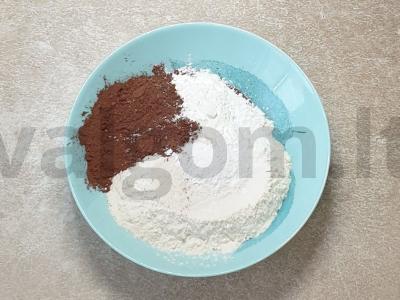 Šokoladiniai keksiukai su cukraus pudra Žingsnis 1