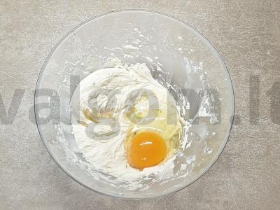 Šokoladiniai keksiukai su cukraus pudra Žingsnis 3