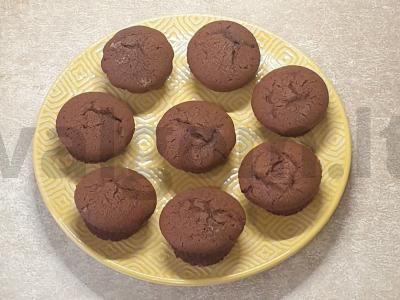 Šokoladiniai keksiukai su cukraus pudra pagrindine nuotrauka