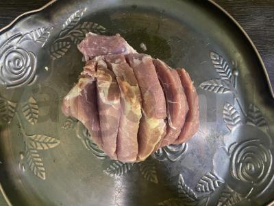 Kepta kiaulienos kaklasvorys su pomidorais ir sūriu brūkšnių padaže Žingsnis 1