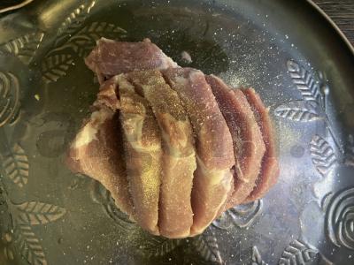 Kepta kiaulienos kaklasvorys su pomidorais ir sūriu brūkšnių padaže Žingsnis 2