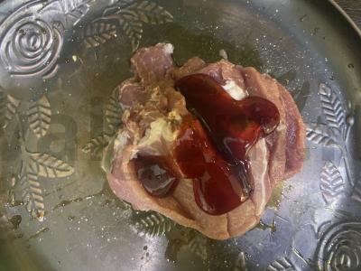 Kepta kiaulienos kaklasvorys su pomidorais ir sūriu brūkšnių padaže Žingsnis 3