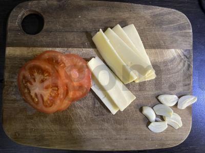 Kepta kiaulienos kaklasvorys su pomidorais ir sūriu brūkšnių padaže Žingsnis 4