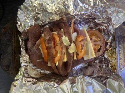 Kepta kiaulienos kaklasvorys su pomidorais ir sūriu brūkšnių padaže Žingsnis 5