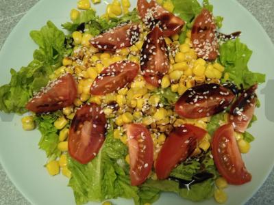 Salotas „Šviesoforas“ su konservuotais kukurūzais pagrindine nuotrauka