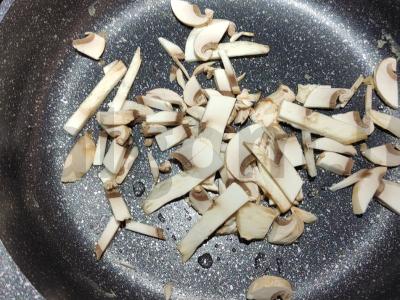 Spring rolls su omletu, grybais ir krabų lazdelėmis Žingsnis 3