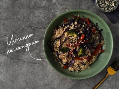 Daržovių ir rudųjų ryžių stir-fry pagrindine nuotrauka