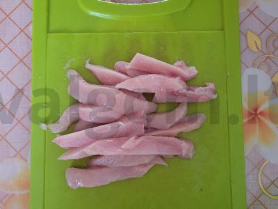 Švelnūs vištienos strypai su džiūvėsėlių ir sūrio apvalkalu Žingsnis 1