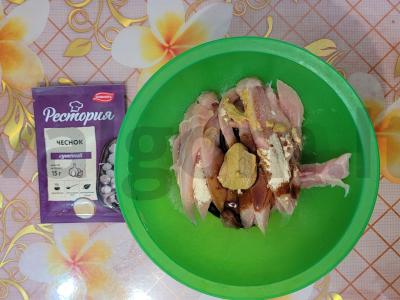 Švelnūs vištienos strypai su džiūvėsėlių ir sūrio apvalkalu Žingsnis 2