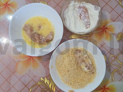 Švelnūs vištienos strypai su džiūvėsėlių ir sūrio apvalkalu Žingsnis 4