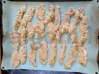 Švelnūs vištienos strypai su džiūvėsėlių ir sūrio apvalkalu Žingsnis 5