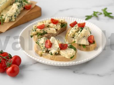 Namų sūris su žolelėmis grietinėje pagrindine nuotrauka