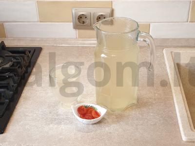 Kompotas su džiovintomis abrikosais ir obuoliais pagrindine nuotrauka