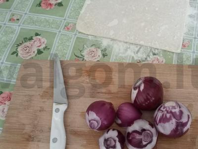 Sluoksniuotos tešlos pica su svogūnų padažu Žingsnis 1