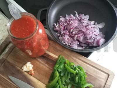 Sluoksniuotos tešlos pica su svogūnų padažu Žingsnis 2