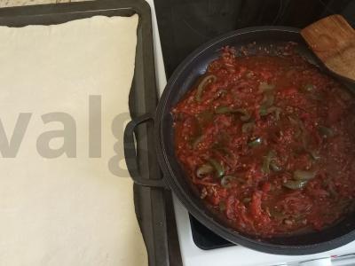 Sluoksniuotos tešlos pica su svogūnų padažu Žingsnis 4