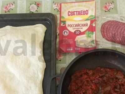 Sluoksniuotos tešlos pica su svogūnų padažu Žingsnis 5