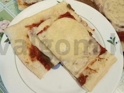 Sluoksniuotos tešlos pica su svogūnų padažu pagrindine nuotrauka