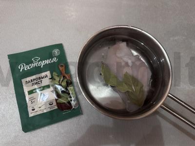 Salotas su marinuotais svogūnais ir virta vištiena Žingsnis 1