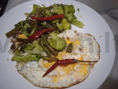 Kiaušinienė su brokoliais, žaliąja pupelių ir čili pipirais pagrindine nuotrauka