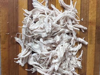 Salotas su marinuotais svogūnais ir virta vištiena Žingsnis 4