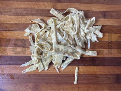 Salotas su marinuotais svogūnais ir virta vištiena Žingsnis 5