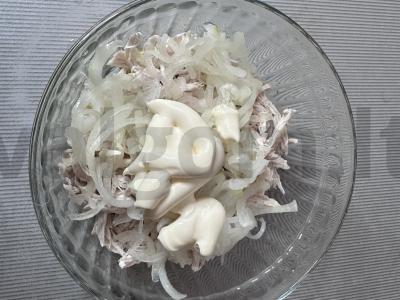 Salotas su marinuotais svogūnais ir virta vištiena Žingsnis 6