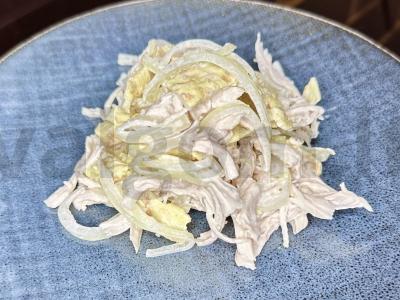 Salotas su marinuotais svogūnais ir virta vištiena pagrindine nuotrauka