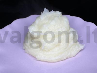 Bulvių košė su sviestu ir pienu pagrindine nuotrauka