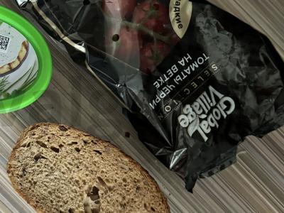 Sumuštinis su varškės sūriu ir vyšniniais pomidorais Žingsnis 1