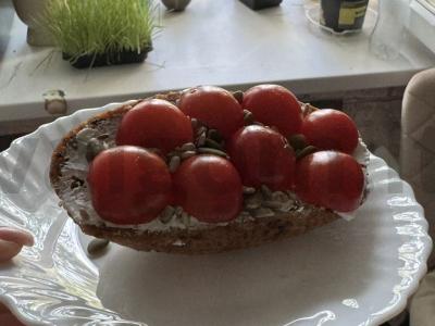 Sumuštinis su varškės sūriu ir vyšniniais pomidorais pagrindine nuotrauka