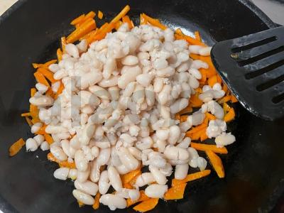 Baltos pupelės pomidorų padaže kaip garnyras Žingsnis 4