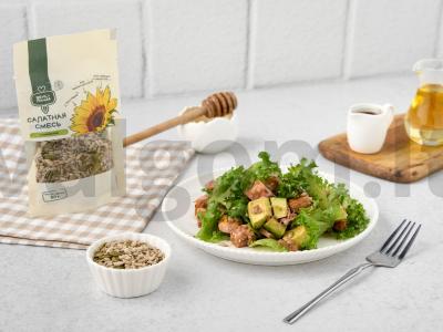 Salotos su lašiša ir avokadu medaus padaže pagrindine nuotrauka