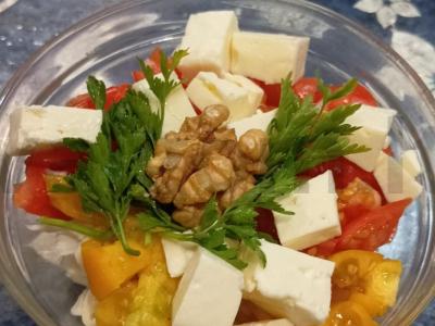 Salotas su feta sūriu per 10 minučių pagrindine nuotrauka