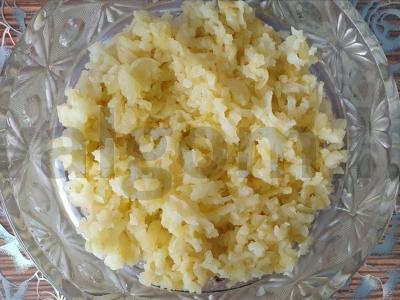 Salotas „Mimoza“ su kietuoju sūriu ir silkėmis Žingsnis 5