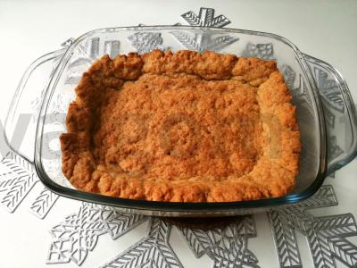 Sluoksnis sūrio pyragui arba pyragui iš trapios tešlos pagrindine nuotrauka