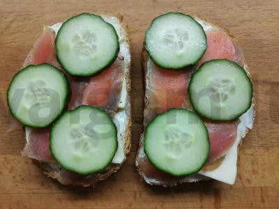 Sumuštiniai su silkių lašiša, sūriu ir agurku Žingsnis 4