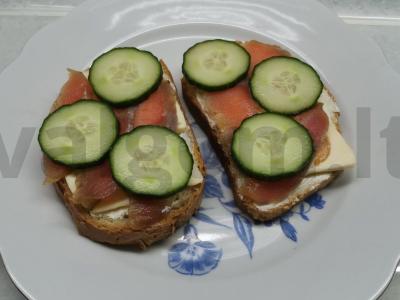 Sumuštiniai su silkių lašiša, sūriu ir agurku pagrindine nuotrauka