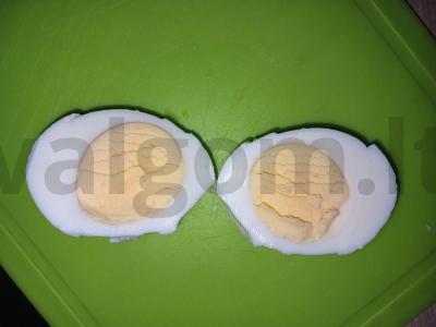 Įdaryti kiaušiniai su menkės kepenimis Žingsnis 1