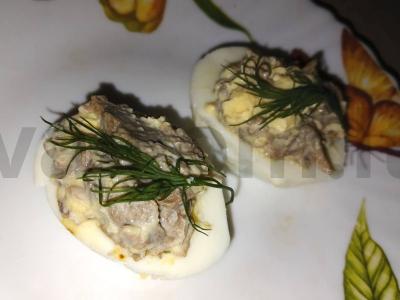 Įdaryti kiaušiniai su menkės kepenimis pagrindine nuotrauka