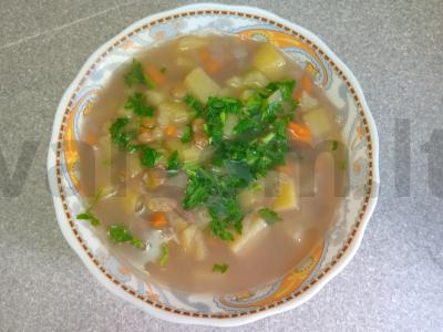 Vištienos sriuba su žaliaisiais lęšiais pagrindine nuotrauka